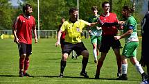 Tatran Rakovník B (v zeleném) nedal šanci Jesenici a vyhrál 6:1. nervy ale ve vedru občas pracovaly.