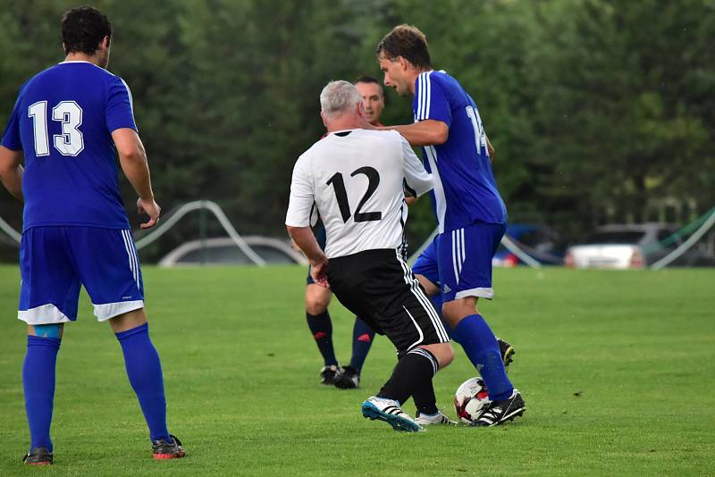 Fotbalisté Zavidova zdolali Černolice 2:1 a udrželi šanci na záchranu I. A třídy.