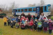 Děti z čistecké mateřinky se vypravily na výlet vlakem do Rakovníka, kde si prohlédly vlak a depo.