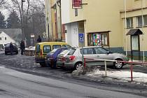 Plně obsazena parkovací místa před úřadem v Pavlíkově.