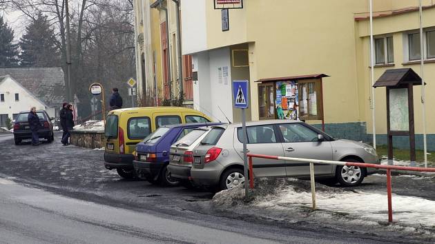 Plně obsazena parkovací místa před úřadem v Pavlíkově.