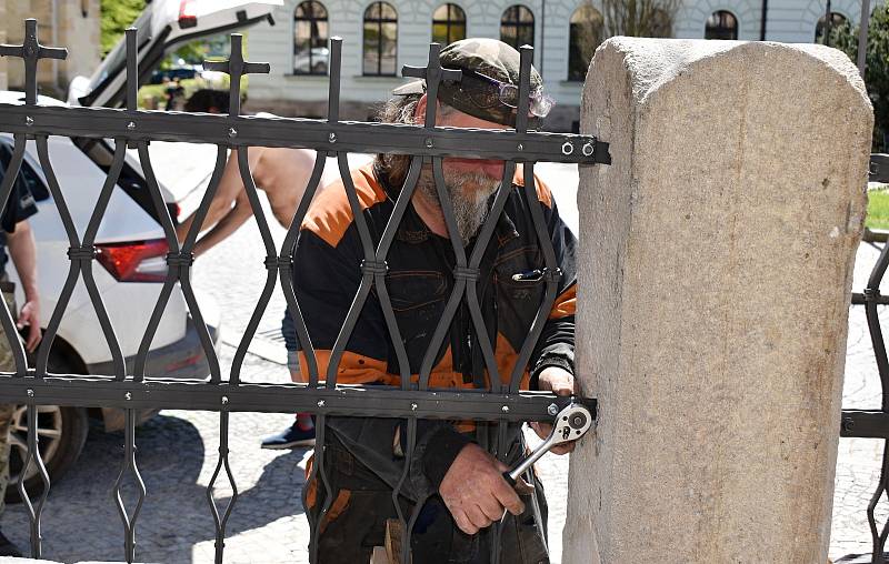 Opravu zárubní zdi u zvonice kostela sv. Bartoloměje v Rakovníku provedlo kamenictví Ladislav Humpál. Kované zábradlí je od kovářství Krásná Práce Jiřího Hávy z Roztok u Křivoklátu.