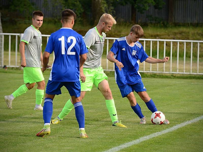 Semifinále národní kvalifikace UEFA Regions Cupu v Novém Strašecí.: Středočeský KFS (v modrém) – Karlovarský KFS 3:1.