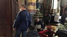 V kostele sv. Bartoloměje v Rakovníku se připravují na rekonstrukci dlažby, kvůli níž musely být přemístěny například oltář sv. Vojtěcha, zpovědnice či Betlém.