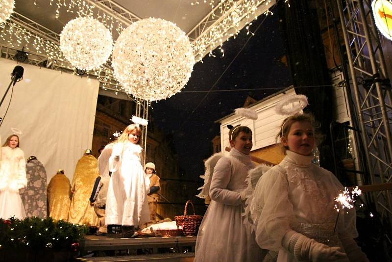 Barušky a Berušky při svém vánočním vystoupení na Staroměstském náměstí zaujaly kromě českého publika i davy lidí ze všech koutů světa. 