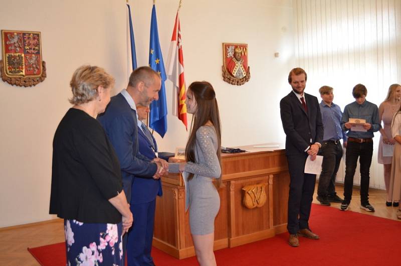 Slavnostní předání vysvědčení žákům devátých tříd novostrašecké základní školy na Městském úřadě Nové Strašecí.