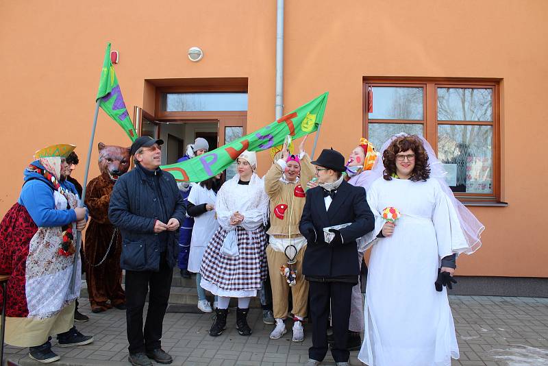 V sobotu odpoledne prošel Kolešovicemi masopustní průvod. Doprovázela ho kapela na povoze a místním nechyběla dobrá nálada.