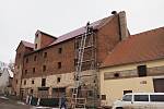 V Kněževsi byla opravena střecha ve sběrného dvora a sušárny.