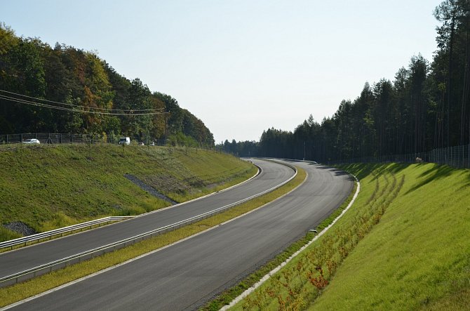 Dokončovaný úsek dálnice D6 u Krušovic.