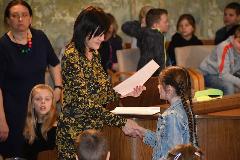 Slavnostní předávání pololetního vysvědčení prvňákům 2. základní školy v rakovnické synagoze.