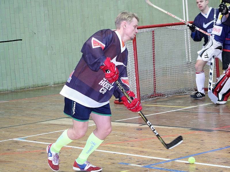 V rakovnické sportovní hale se uskutečnil druhý ročník charitativní akce Retro hokejbal pomáhá. Hokejbalisté a sponzoři vybrali dohromady přes 42 tisíc korun, které byly rozděleny čtyřem organizacím.