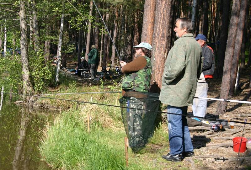 Rybářské závody u rybníka Štikový v Krtech