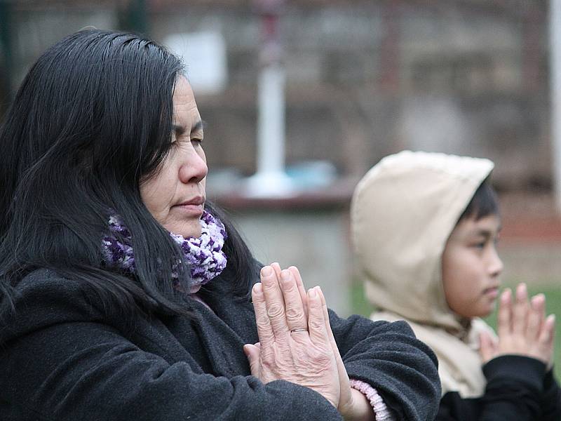 Cvičení Falun Gong v Křivoklátě