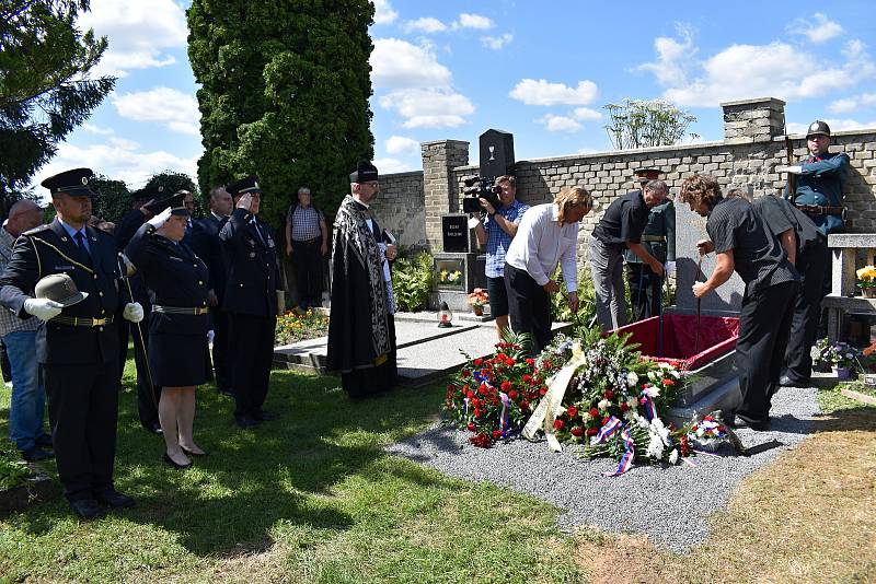 Znovuuložení ostatků strážmistra četnictva Františka Ometáka na mutějovickém hřbitově.