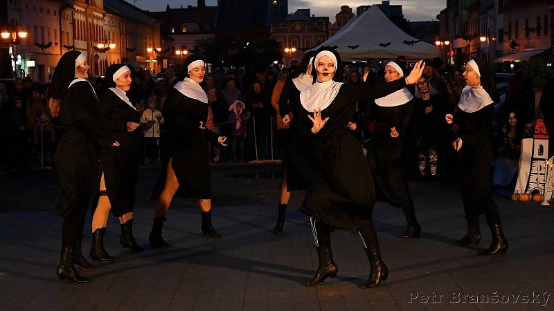 Rakovnická knihovna s Lentilkami DDM uspořádaly na náměstí Halloween.