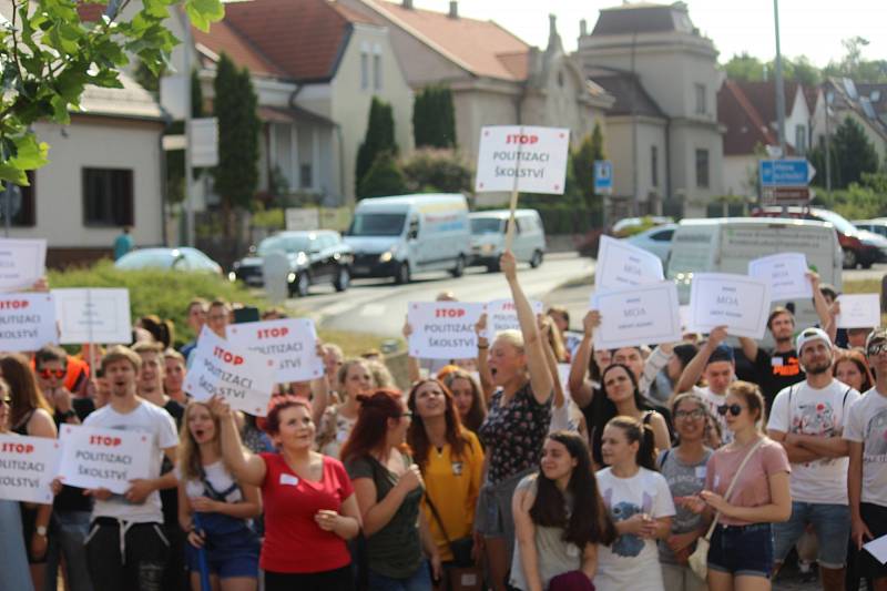 Studenti v Rakovníku protestují proti propouštění učitelů.