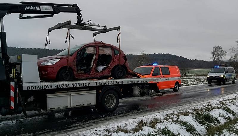 Po srážce vozidla značky Citroën s Renaultem na Rakovnicku jeden řidič zemřel a dva lidé utrpěli vážná poranění.