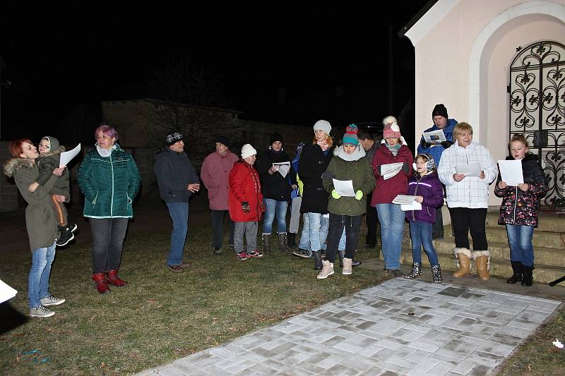 Společné zpívání koled si již po několikáté nenechali ujít v Zavidově u kapličky, kam s dobrou náladou přišli také klienti Domova Domino. A skvělá atmosféra panovala i při zpívání v Čisté u vánočního stromečku. Děti k němu přišly rovnou ze školy, kde si o