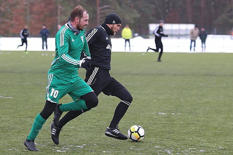 Divizní fotbalisté Tatranu Rakovník (v zeleném) vyhráli v přípravném utkání nad celkem Dobříše jasně 5:2.