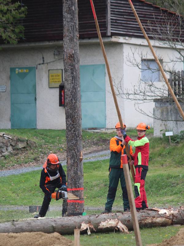 Mladí dřevorubci ze šesti zemí bojovali o titul mistra ČR v soutěži Dřevorubec junior ve Střední lesnické škole a učilišti Písky u Křivoklátu