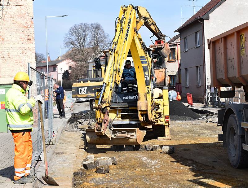 Z luženské tepny mizí "kočíčí hlavy", které k obci desítky let neodmyslitelně patřily. Opravena bude silnice i chodníky.