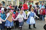 V Rakovníku přivítali jaro děti z mateřských škol a folklórního souboru Borůvky.