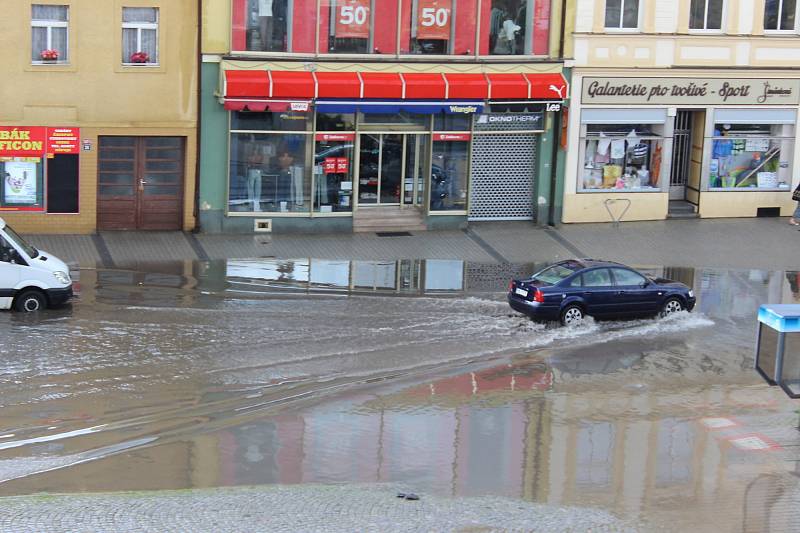 Takhle vypadalo Husovo náměstí v Rakovníku jen pár minut poté, co z nebe začaly padat první kapky. 