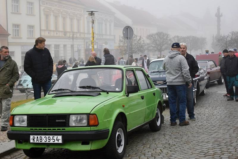 Čtvrteční sraz autoveteránů na Husově náměstí v Rakovníku.