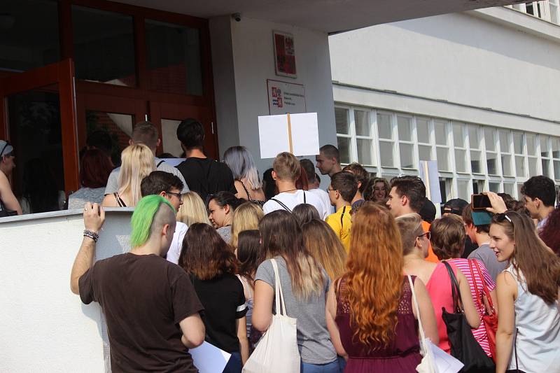 Studenti v Rakovníku protestují proti propouštění učitelů.