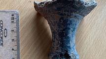 Část poháru na nožce ze starší doby římské.