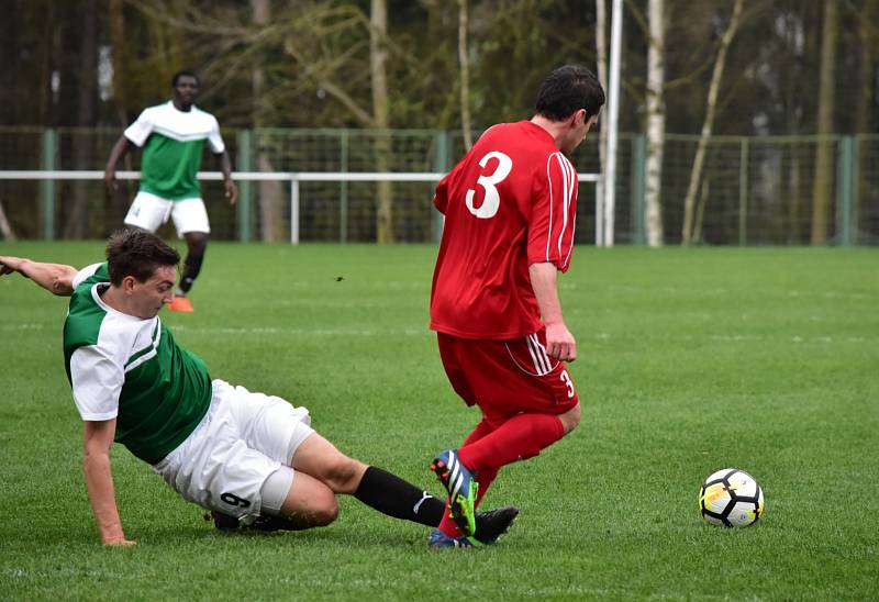 Fotbalisté Nového Strašecí padli ve Lhotě 1:5.