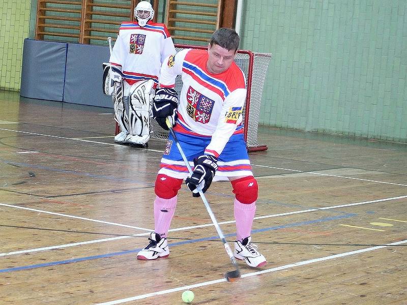 V rakovnické sportovní hale se uskutečnil druhý ročník charitativní akce Retro hokejbal pomáhá. Hokejbalisté a sponzoři vybrali dohromady přes 42 tisíc korun, které byly rozděleny čtyřem organizacím.