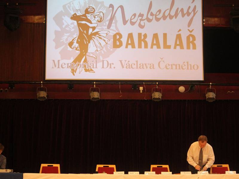 Na hlavním sále Kulturního centra Rakovník se uskutečnil už 39. ročník postupové taneční soutěže s názvem Nezbedný Bakalář 2019 - Memoriál Dr. Václava Černého.