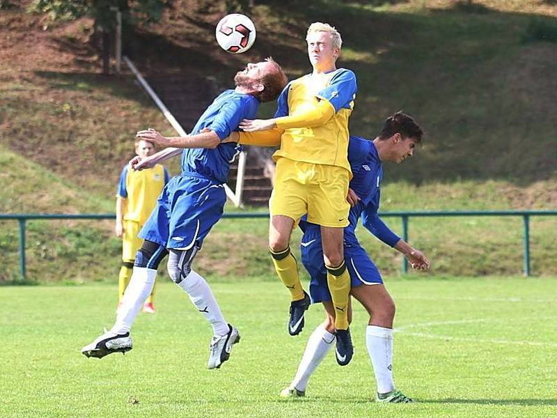 Fotbalisté rezervy SK Rakovník (ve žlutém) jsou v polovině sezony na prvním místě tabulky I.B třídy skupiny A. na jaře budou hájit svůj náskok.