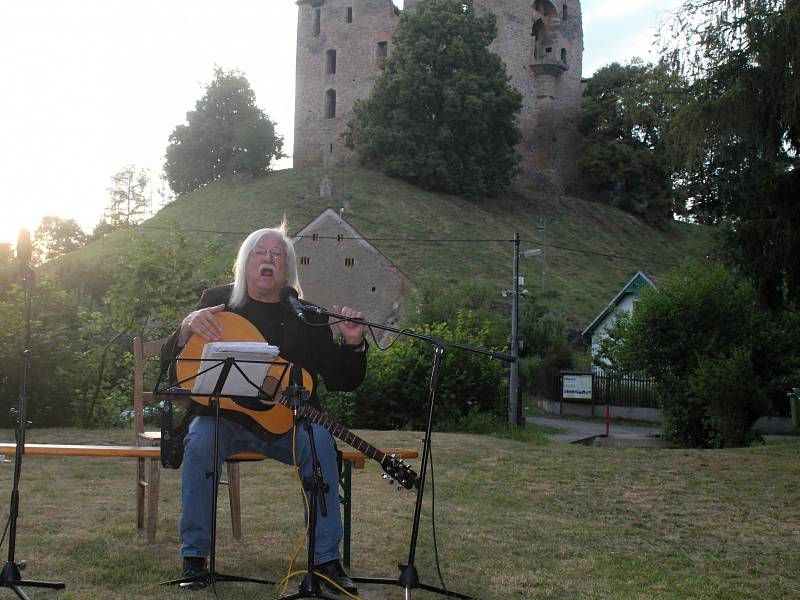 Husovy slavnosti na Krakovci zahájil hudební a básnický recitál Josefa Fouska.