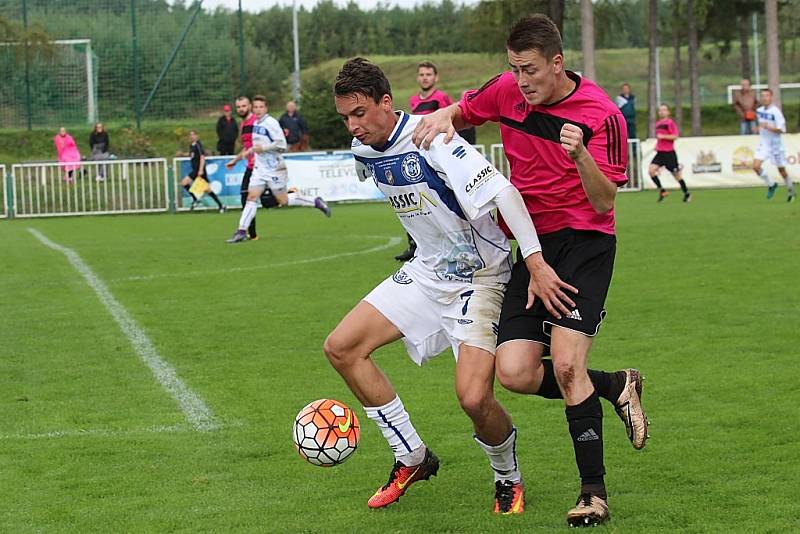 Tatran Rakovník (v růžovém) - SK Kladno 0:1