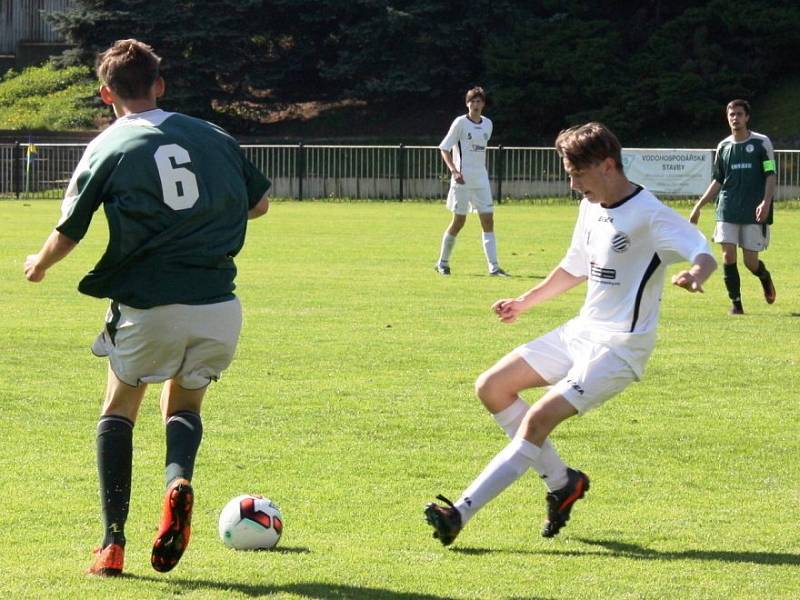 Starší dorost SK Rakovník (v zeleném) potvrdil v KP pozici favorita a Králův Dvůr porazil 3:0. 