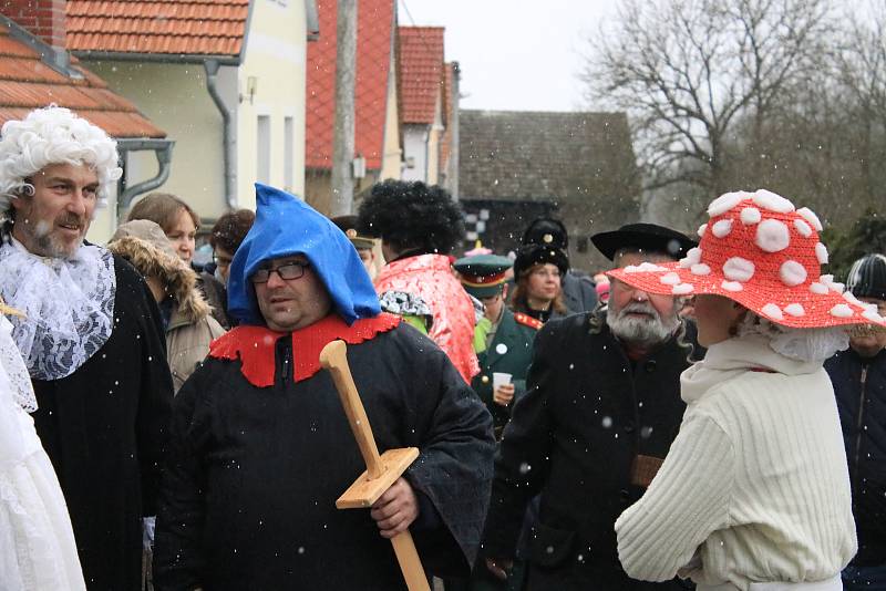 Průvod čítal okolo šedesáti masek, vycházelo se od hospody, kde se také po dvou hodinách končilo a začínalo se losovat o nejhezčí masky.