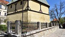 Opravu zárubní zdi u zvonice kostela sv. Bartoloměje v Rakovníku provedlo kamenictví Ladislav Humpál. Kované zábradlí je od kovářství Krásná Práce Jiřího Hávy z Roztok u Křivoklátu.