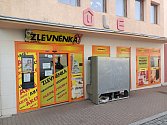 Státní potravinářská a zemědělská inspekce zjistili v prodejně Zlevněnka ve Vysoké ulici v Rakovníku řadu nedostatků. Prodejna je nyní uzavřena.