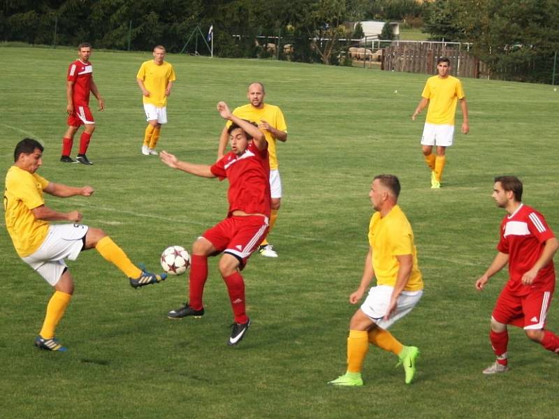 Zavidov (v červeném) sice bojoval a vedl 2:0, ale dál v poháru jdou Tuchlovice, vyhrály 5:2. 