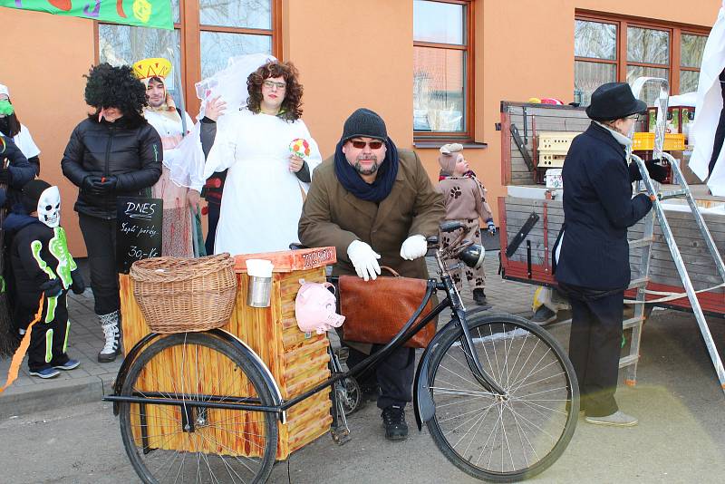 V sobotu odpoledne prošel Kolešovicemi masopustní průvod. Doprovázela ho kapela na povoze a místním nechyběla dobrá nálada.