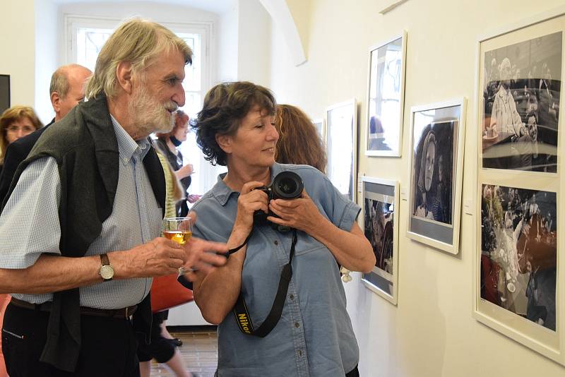 Slavnostní vernisáž Pavla Váchy Fotografie, útržky vzpomínek. Výstava bude k vidění ve Výstavních síních Rabasovy galerie až do 26. července.