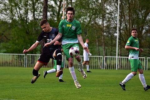 Šlágr okresního přeboru: Tatran Rakovník (v zeleném) nevyužil v derby dlouho přesilovku a Lužná si odvezla remízu 0:0.