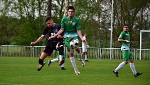 Šlágr okresního přeboru: Tatran Rakovník (v zeleném) nevyužil v derby dlouho přesilovku a Lužná si odvezla remízu 0:0.