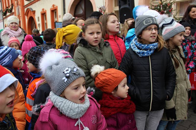 Nejkrásněji nazdobený stromeček letošního roku měla podle hlasování veřejnosti SŠ, MŠ a ZŠ Rakovník. Gratulujeme!