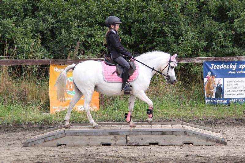 Národních soutěží Working Equitation ve Rtyni nad Bílinou se zúčastnili i koně a jezdci hředelského Jezdeckého klubu Spongilit.