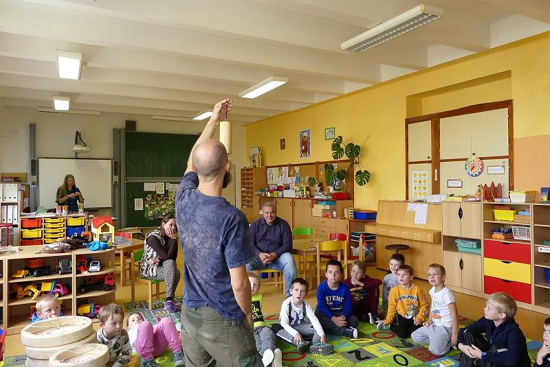 Bubnování v mateřské škole v Jesenici.