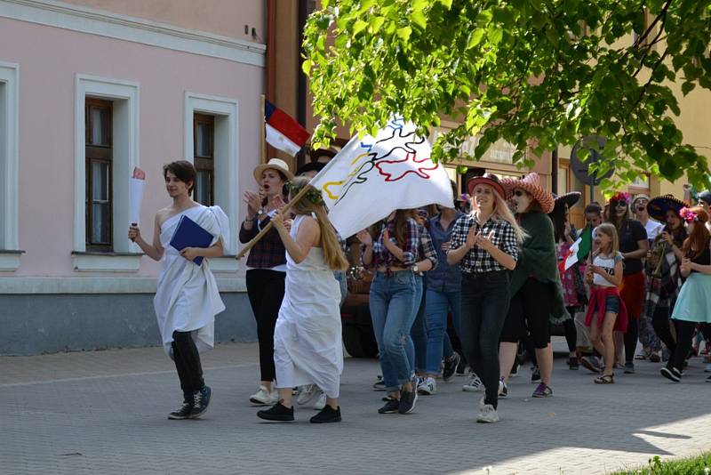 Ve čtvrtek 10. května se u novostrašeckého gymnázia konala studentská oslava Majáles.