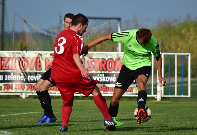 Fotbalisté Nového Strašecí zdolali Rejšice 3:0.